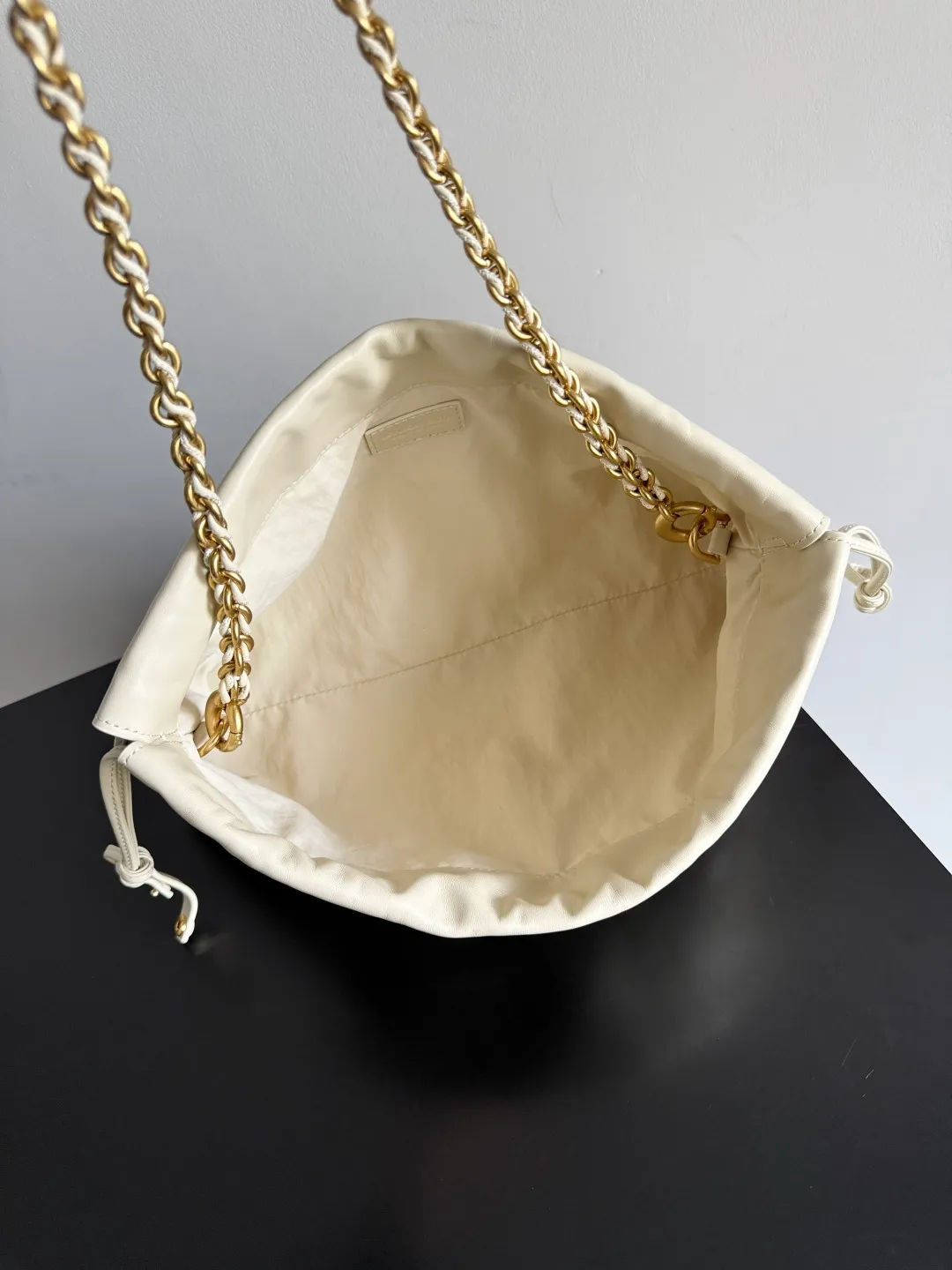 Batch 1680 BOTTEGA VENETA 2025 new women's Dustbag Notte clutch. Dustbag, which has been very popular since its launch, has a chain clause! ! The hand-carrying method is reminiscent of the classic bag type Pouch , light and elegant, the reserved drawstring design allows the bag to be used as an armpit bag, and the chain is longer, which is very suitable for sisters who like to free their hands and carry cross-body backpacks. No matter which way you carry it, you can change the back according to the occasion and your mood that day. It can make the overall outfit more fashionable🪄🪄The body of the bag has also been widened. It is the rainy season and the weather is hot. The bag can easily accommodate a small umbrella and water bottle. The lining is made of nylon, which is light and comfortable to carry, and is very suitable for summer use. Style number: 839394 Size: 33*19*8cm